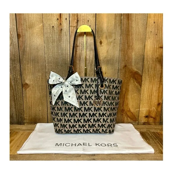 Michael Kors. 3 Piece Set: Jet Set Tote Bag with Free Dust Bag & Purse Scarf. - Picture 14 of 16